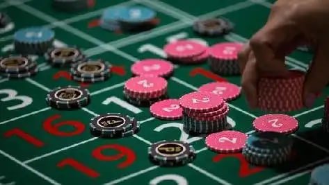 Người chơi Việt Nam xem bàn Baccarat live casino hacksaw trên điện thoại